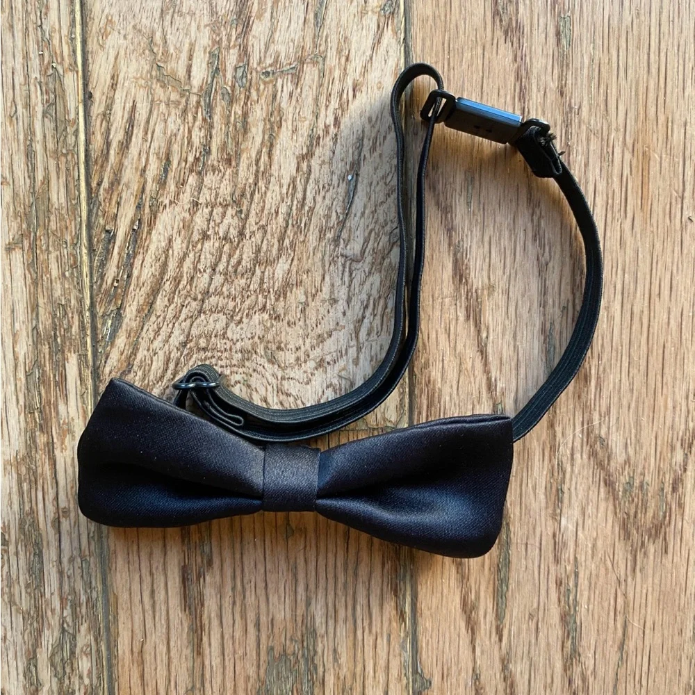 6 Kid’s bow ties black adjustable, 5 new in boxes, 1 bow tie new, unboxed.